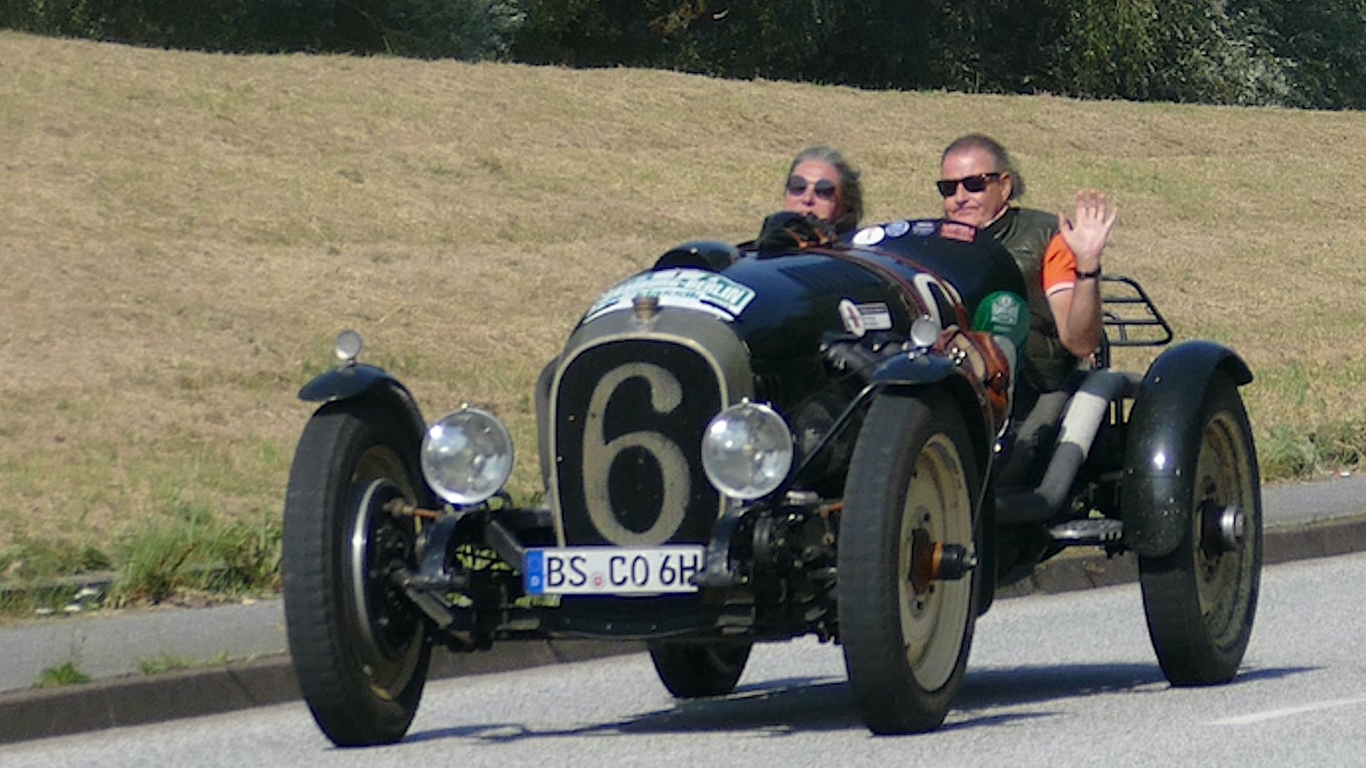 Sigi und Kai Matthies erreichten als erste mit ihrem Cunningham V5 Special Neuland.  Foto: mag