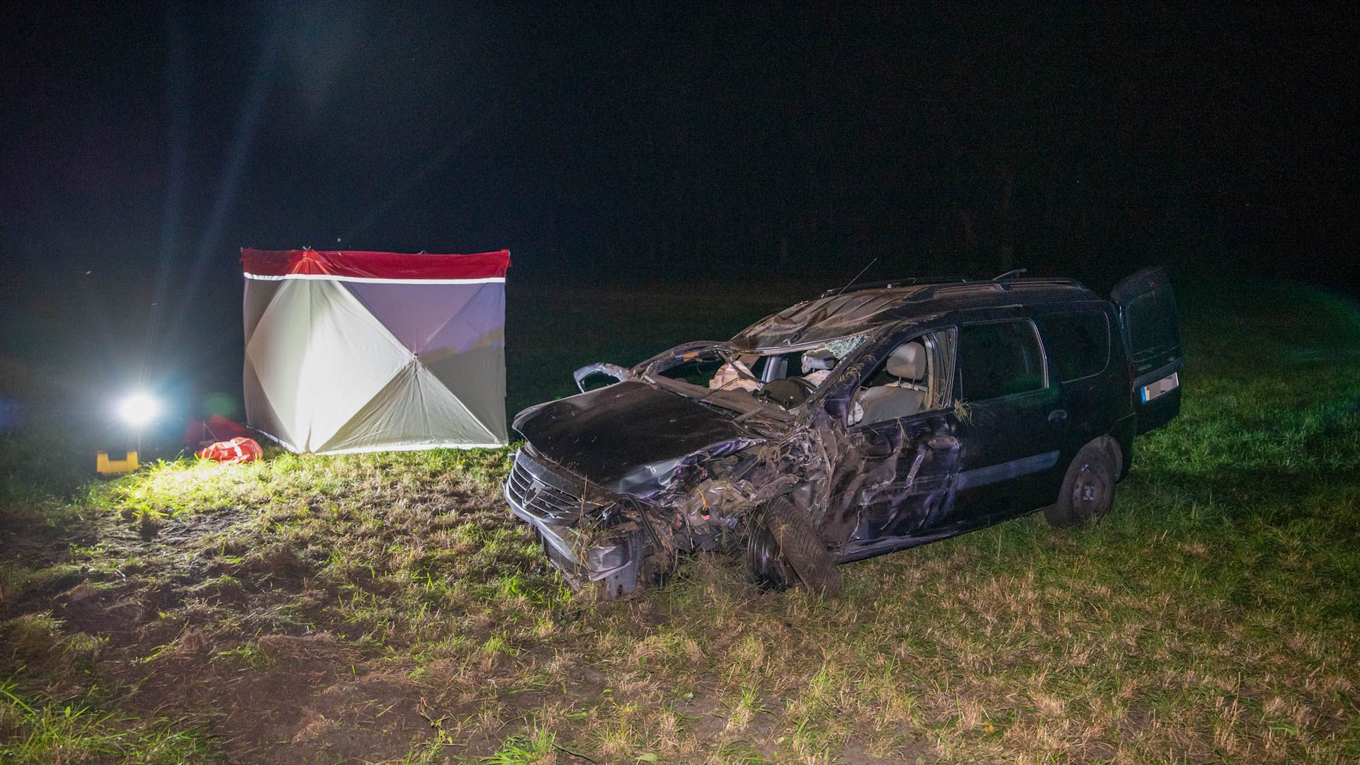 Der Fahrer des Dacia verstarb noch an der Unfallstelle. | Foto: JOTO