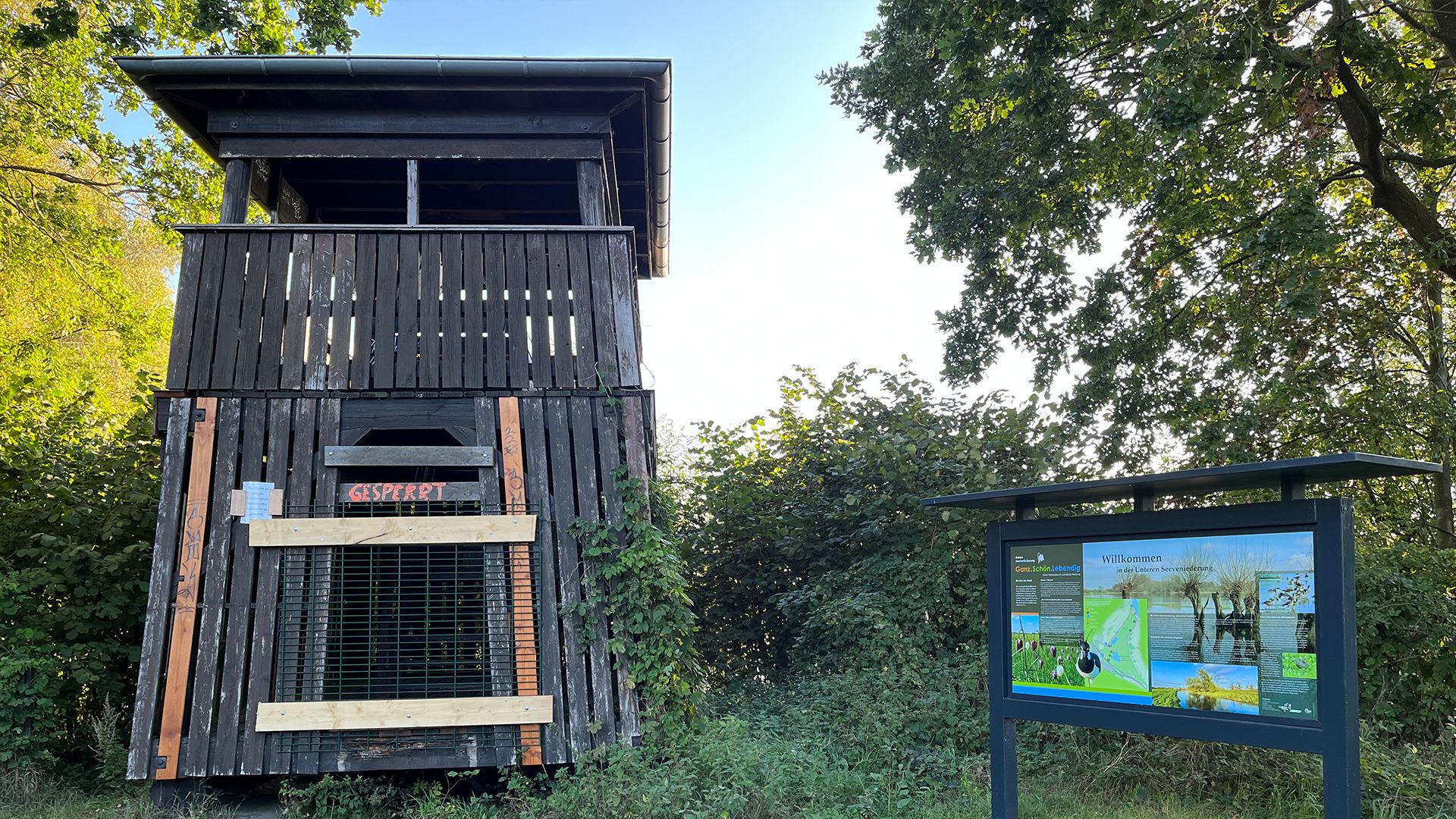 Der gesperrte Aussichtsturm im Naturschutzgebiet. | Foto: Gemeinde Seevetal
