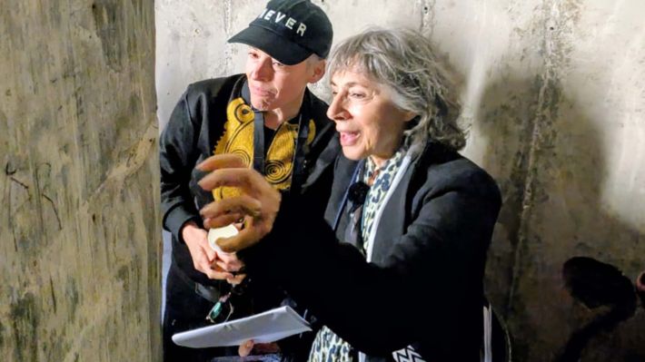 Künstlerin Esther Shalev-Gerz (rechts) und Musikerin Candice Breitz beim Betrachten des Mahnmals, als es noch einmal für die Öffentlichkeit zu sehen war. Foto: Niels Kreller