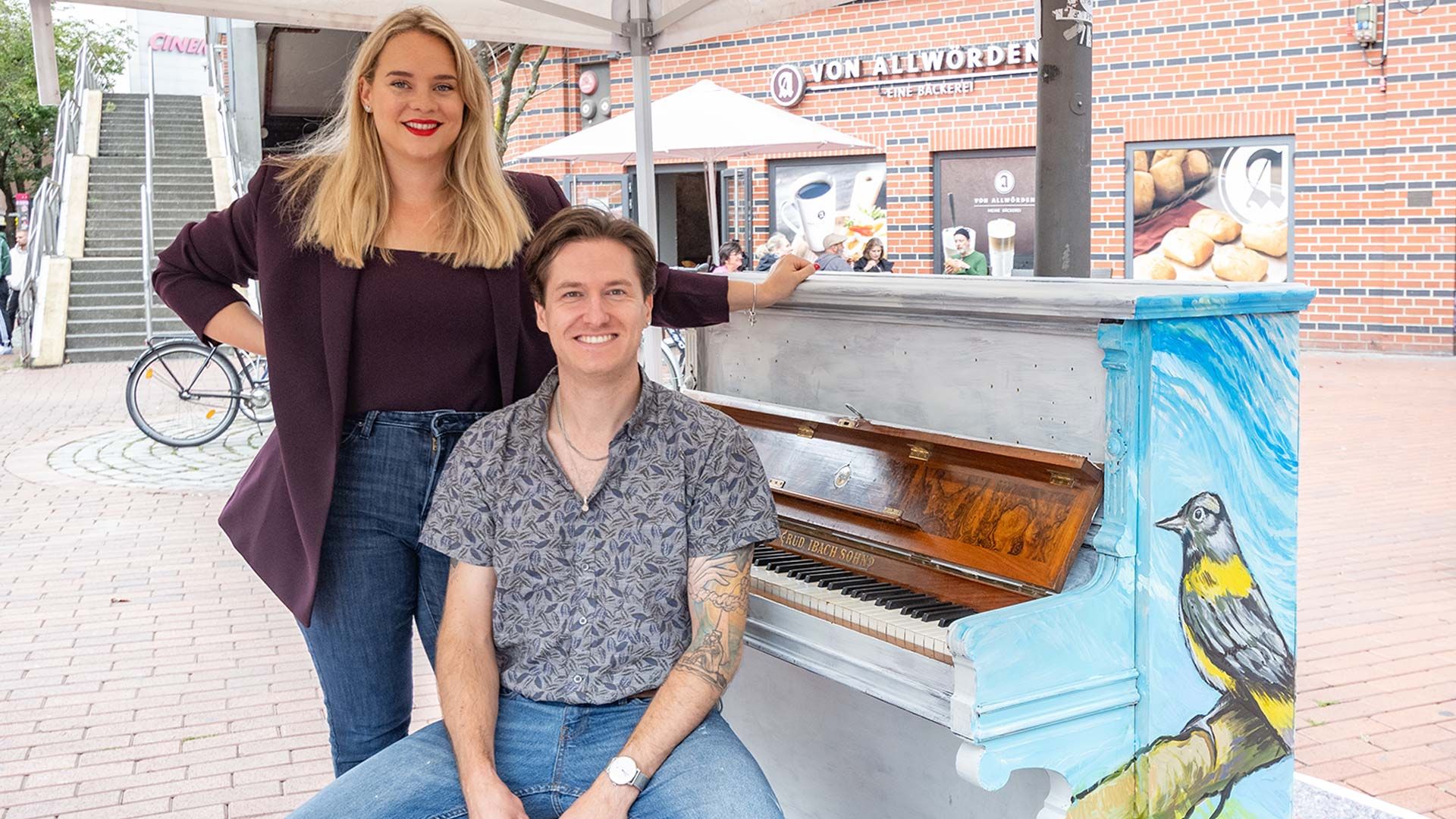 Antonia Marmon und Ralf Schwinge bei "paint the piano", dem Live-Painting am Sonnabend. Foto. Niels Kreller