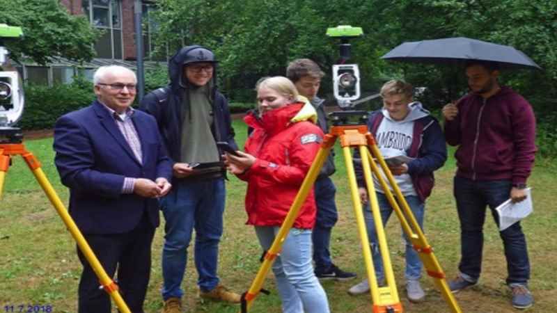Prof. Andree mit Studierenden des Bauwesens bei der satellitengestützten Vermessung unter widrigen Bedingungen. | Foto: ein