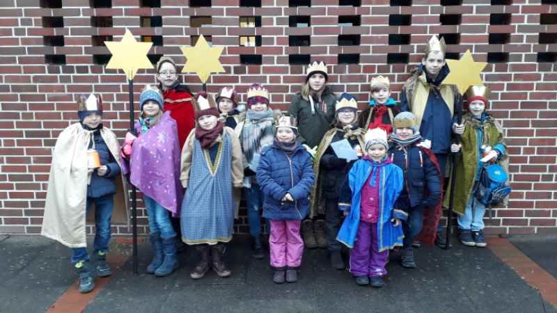Die Fleestedter Sternsinger: Hinten von links: Simon, Charlotte, Feline, Amelie, Jonas, Leon, Luke  Vorn v. l.: Lukas, Noémi, Jette, Julia, Leni, Emilia, Konstantin. | Foto: ein