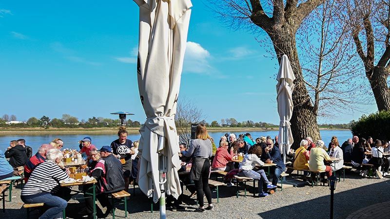 Die Strandhalle in Over, mit malerischem Blick auf die Elbe, ist immer noch ein Geheimtipp in der Region. | Foto: Niels Kreller