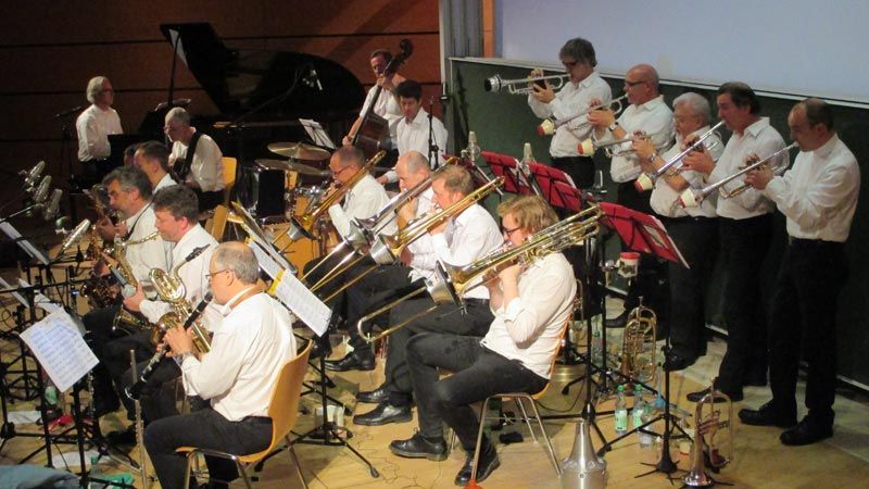 Die SwingING.-Bigband und Frank Dainat wollen am Montag, 3. Juni, ab 20 Uhr im Audimax 1 der Technischen Universität (TU) Hamburg-Harburg in der Straße Am Schwarzenberg-Campus bekannte Titel spielen. | Foto: ein