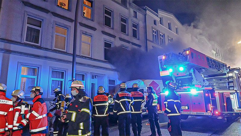 Dicker, schwarzer Rauch kam aus dem Mehrfamilienhaus in Wilstorf. | Foto: HamburgNews