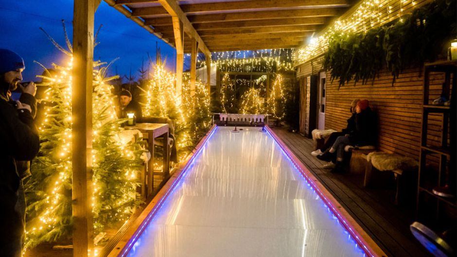 Das Restaurant Eisvogel an der Wakeboard- und Wasserskianalage am Neuländer See bietet bei Weihnachtsfeiern eine besondere Attraktion an: Eisstockschießen auf der hauseigenen Eisbahn.