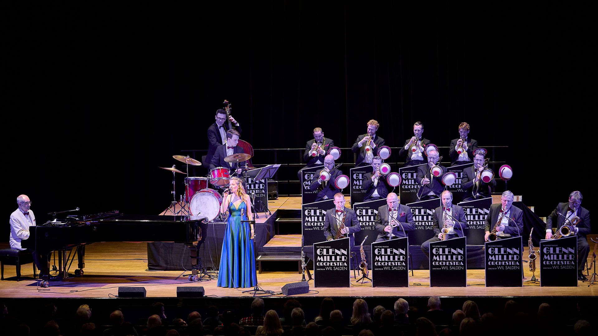 Spielen in der Hamburger Laeiszhalle und in Buchholz weltbekannte klassische Melodien: Die Musiker des Glenn-Miller-Orchesters. | Foto: Matthias Wulf