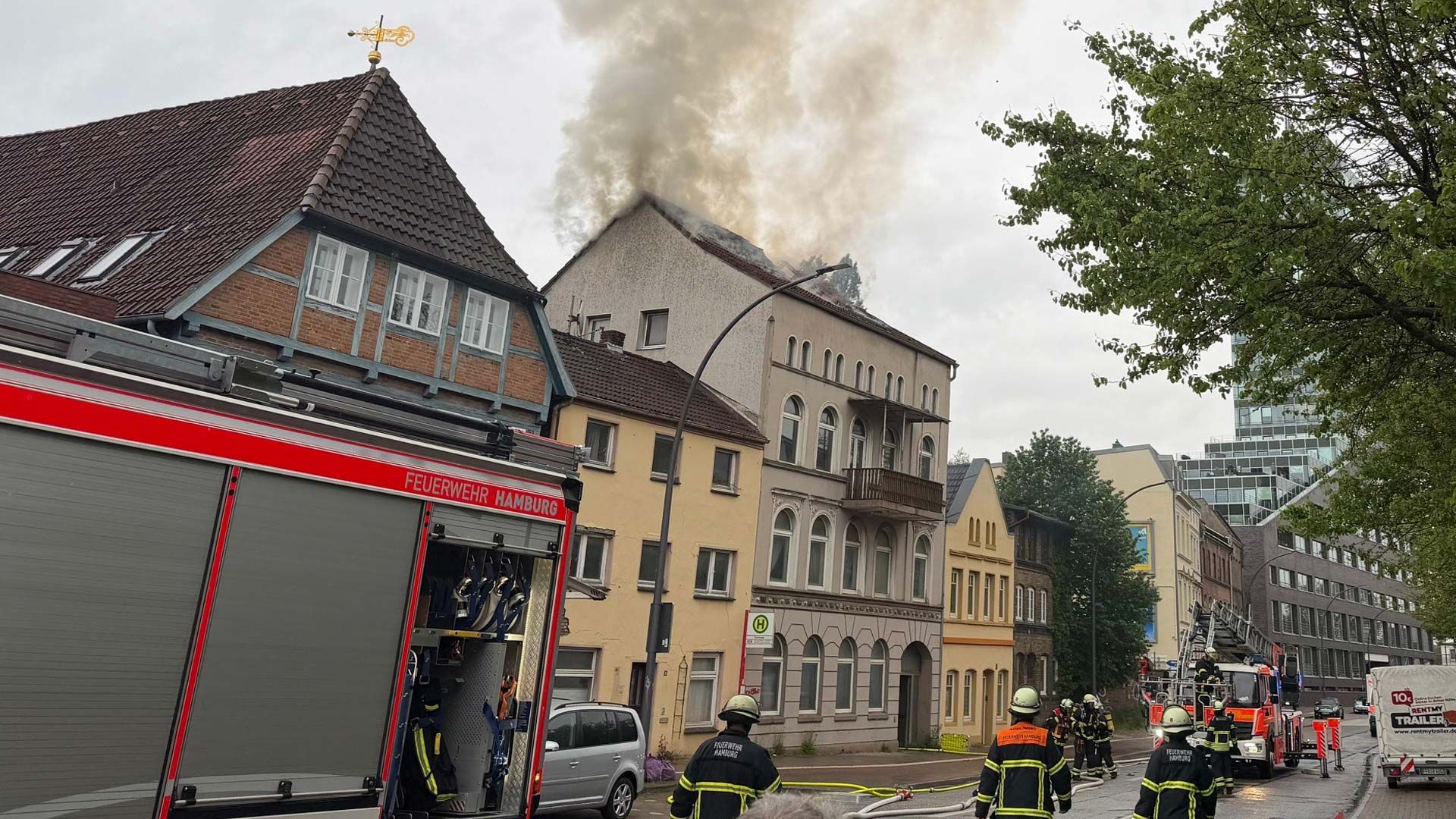 Ein Großbrand im Harburger Hafen hält die Feuerwehr in Atem. Foto:Lenthe-Medien/Reimer