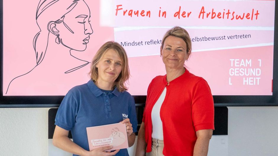 Lucie Schauer (links, Referentin, KKH) und Elfi Köhler-Fois (Fachbereichsleitung Pflege). Foto: DRK-Kreisverband Harburg-Land