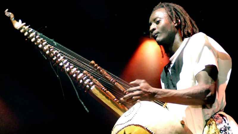 Kekso L. Diabang aus dem Senegal begleitet die Vernissage musikalisch. | Foto: ein