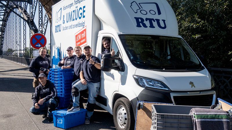 Das Team von RTU mit den umweltfreundlichen Umzugsboxen.