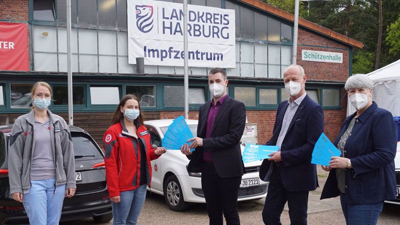 Die beiden Leitungen des Impfzentrums der Johanniter, Nadine Fischer (von links) und Annika Stegelmann, nahmen die Tanzgutscheine von André, Bernd und Gaby Hesse entgegen. | Foto: Johanniter