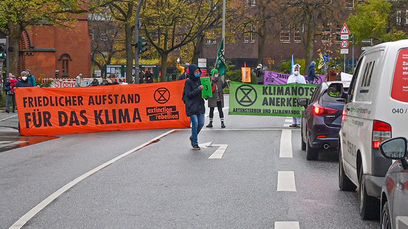 Am Samstag blockierten Klimaschützer die Heimfelder Straße. | Foto: HamburgNews