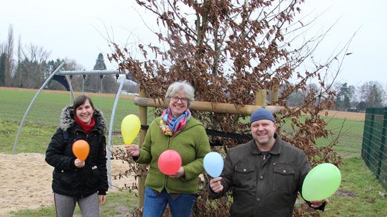 Seevetals Bürgermeisterin Emily Weede (Mitte) nahm gemeinsam mit Markus Heinrich von der Jugendabteilung und Gesa Wolkenhauer den ersten Spielplatz-Heister in Augenschein und besprach die Pflegemaßnahmen. | Foto: Gemeinde Seevetal