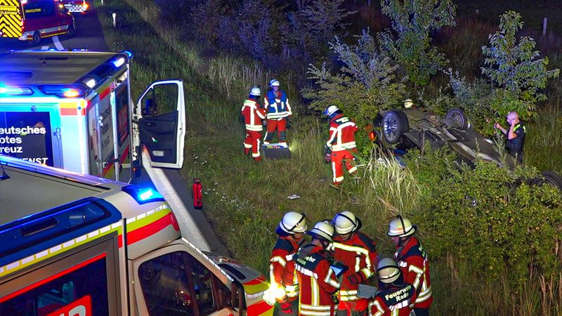 Im hohen Gras war der verunglückte PKW nur schwer zu erkennen. | Foto. HamburgNews
