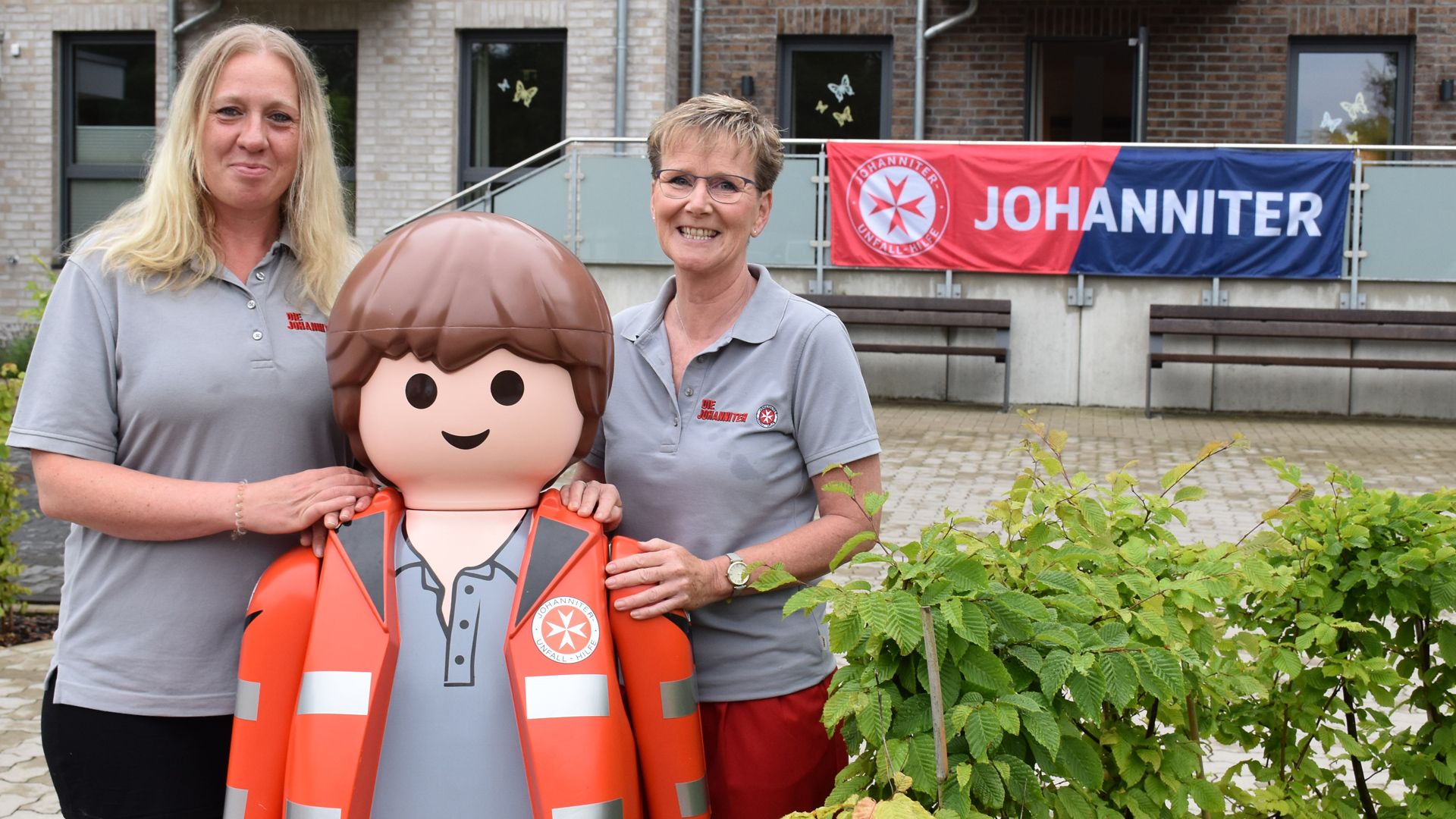 Freuen sich auf viele Besucher beim Tag der offenen Tür am „Alten Zirkusplatz“ in Meckelfeld: Pflegedienstleitung Janet Truhn (links) und Hausdame Anja Paulmann von der Johannitern. | Foto: Johanniter