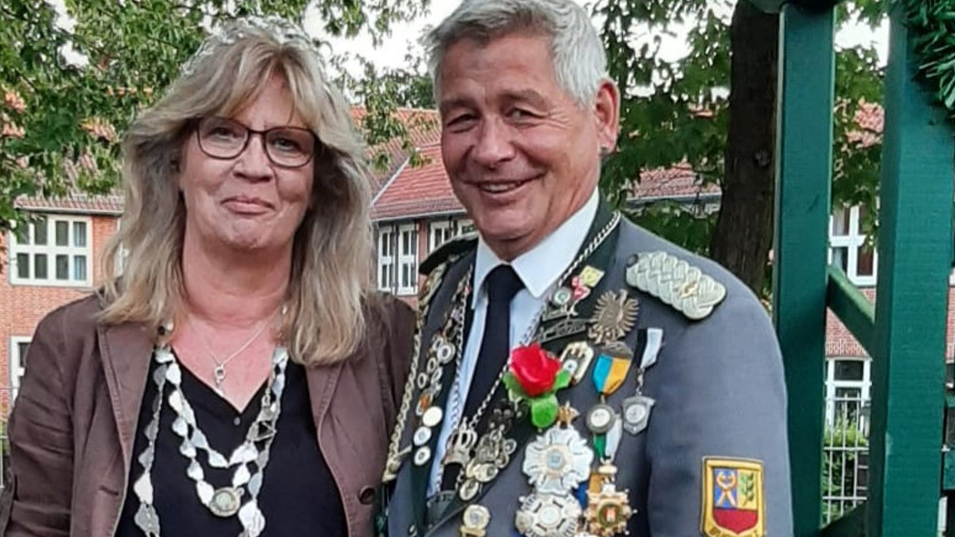 Wilfried Klingenberg "der Giebelfürst" vom Schützenverein Buchholz 01 und seine Königin Manuela Stern verabschieden sich am Montag mit einem Höhenfeuerwerk. | Foto: SV Buchholz 01