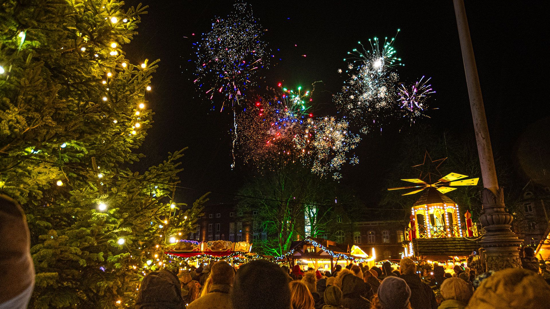 Gestern verabschiedete sich der Harburger Weihnachtsmarkt mit einem tollen Feuerwerk. | Foto: Niels Kreller