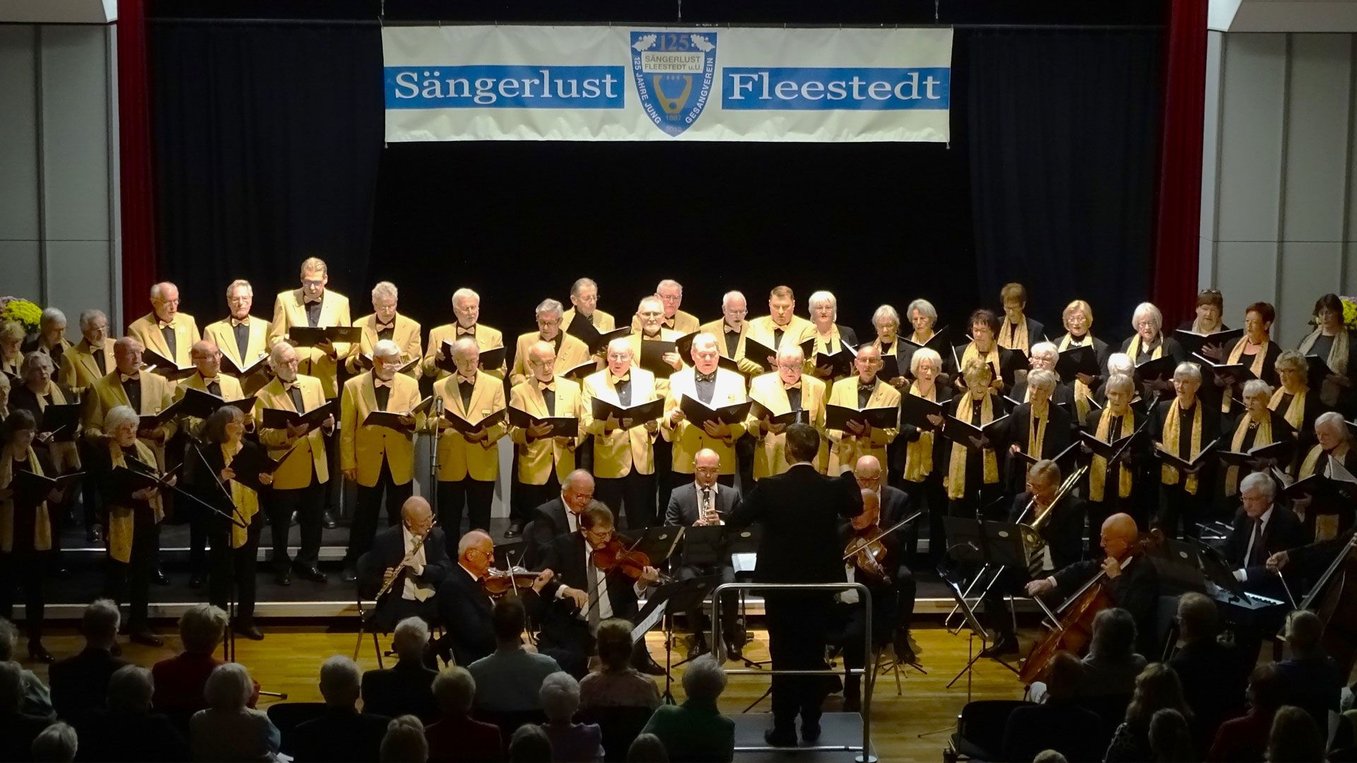 Der Chor Sängerlust Fleestedt unter der Leitung  von Kristof Skladanowski und das begleitende Orchester "Musici Emeriti" begeisterten mit beliebten Titeln aus Oper und Operette. | Foto: Ilka Teschner