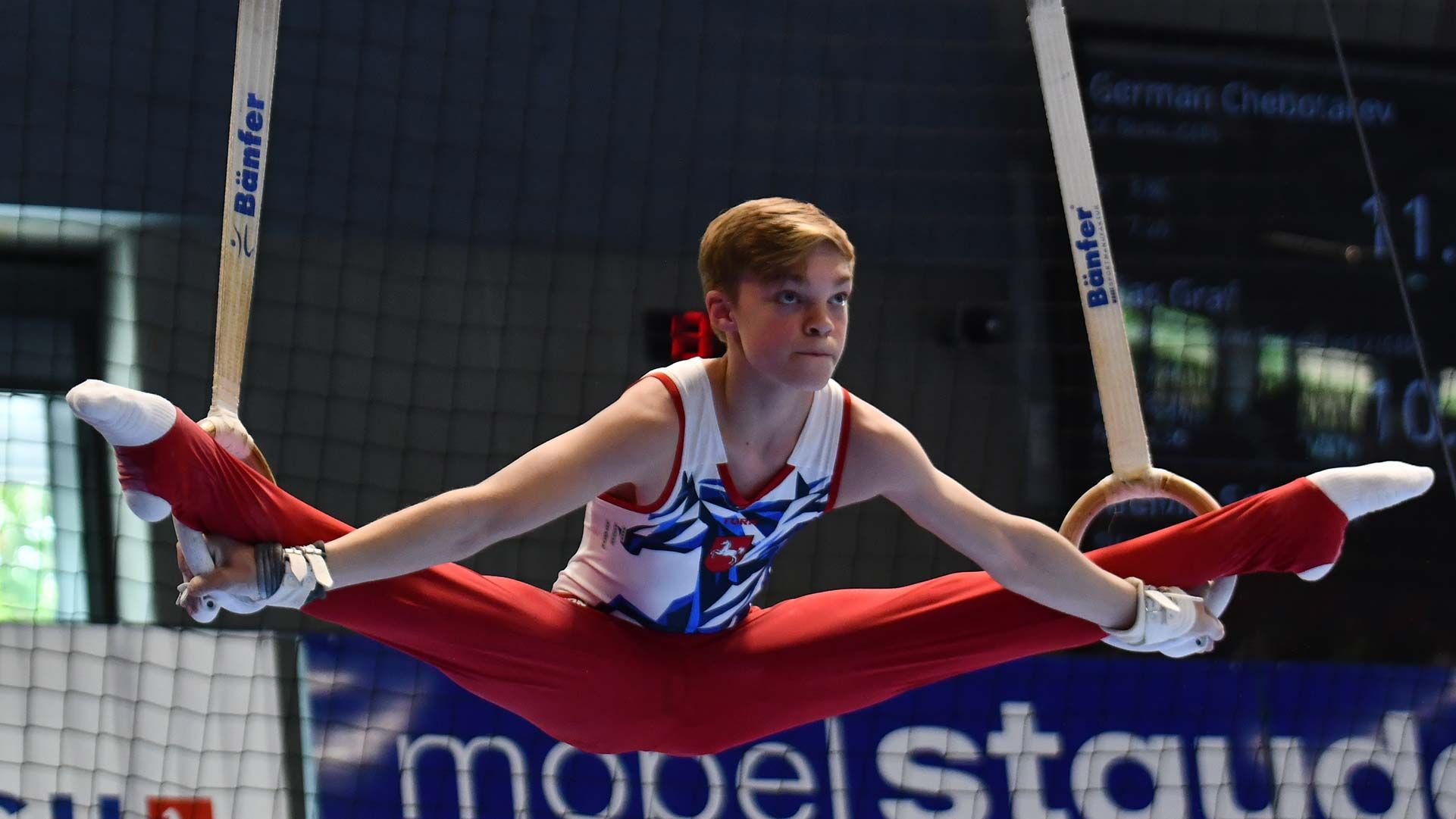 08-Youngster Jan Felix Hermann (13), hier beim „Hirschkäfer“ an den Ringen, gewann bei extremer Hitzelage der Jugend-DM die Bronzemedaille. Foto: Jörg Niebuhr