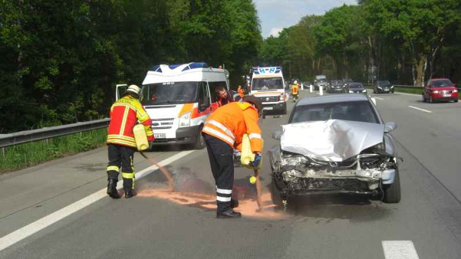 Die Feuerwehr Maschen war bei diesem Verkehrsunfall in Einsatz und streute auslaufende Betriebsstoffe ab. | Foto: ein
