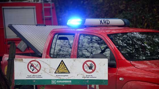 Der Kampfmittelräumdienst ist vor Ort und bereitet die Sprengung vor. | Foto: André Lenthe Fotografie