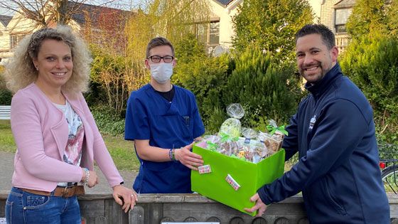 Tanja Stein und Leif-Torben Stein (rechts) übergeben die Osterpräsente an Stefan Borgwardt von der Heide-Residenz in Stelle. | Foto: ein