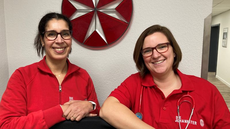 Freuen sich über die abgeschlossene Pflegeausbildung: Absolventin Rabia Schuster (links) und Praxisanleiterin Mandy Lange. | Foto: Johanniter