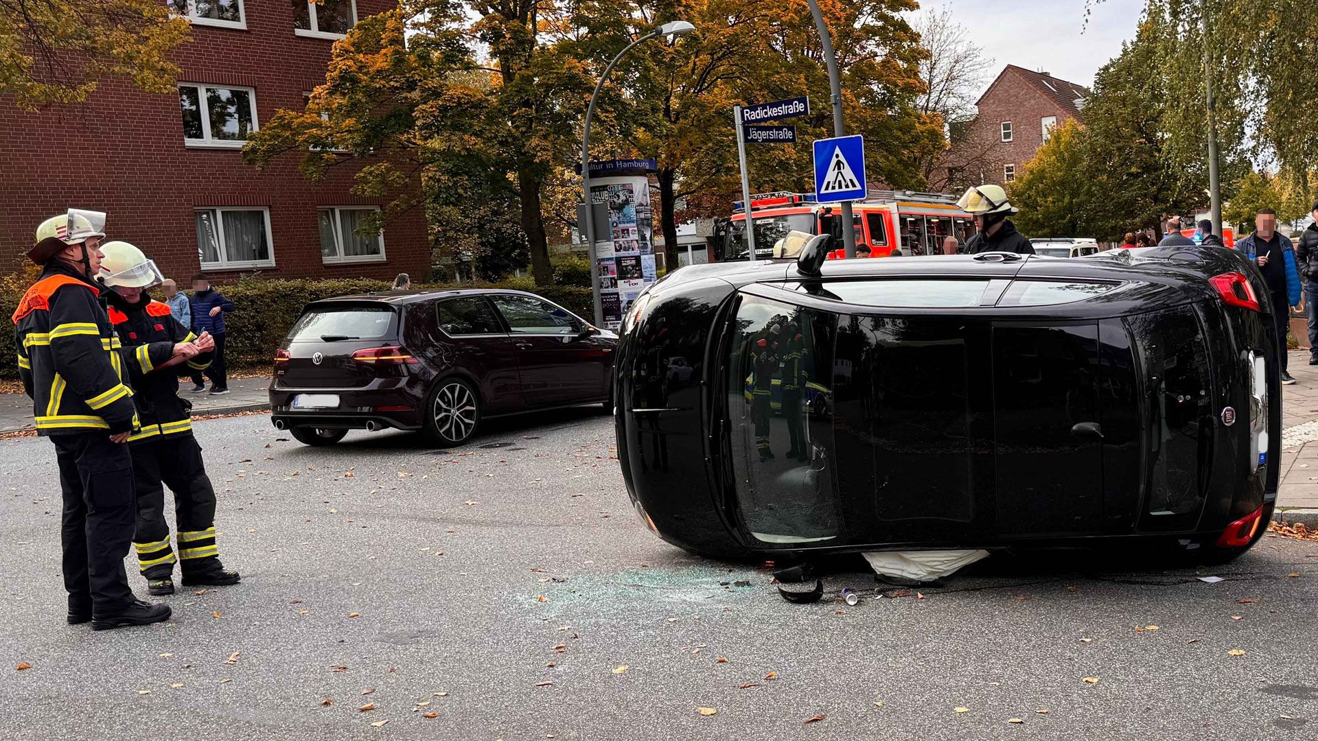 Der Fiat kam auf der Seite zum Liegen. | Foto Lenthe-Medien