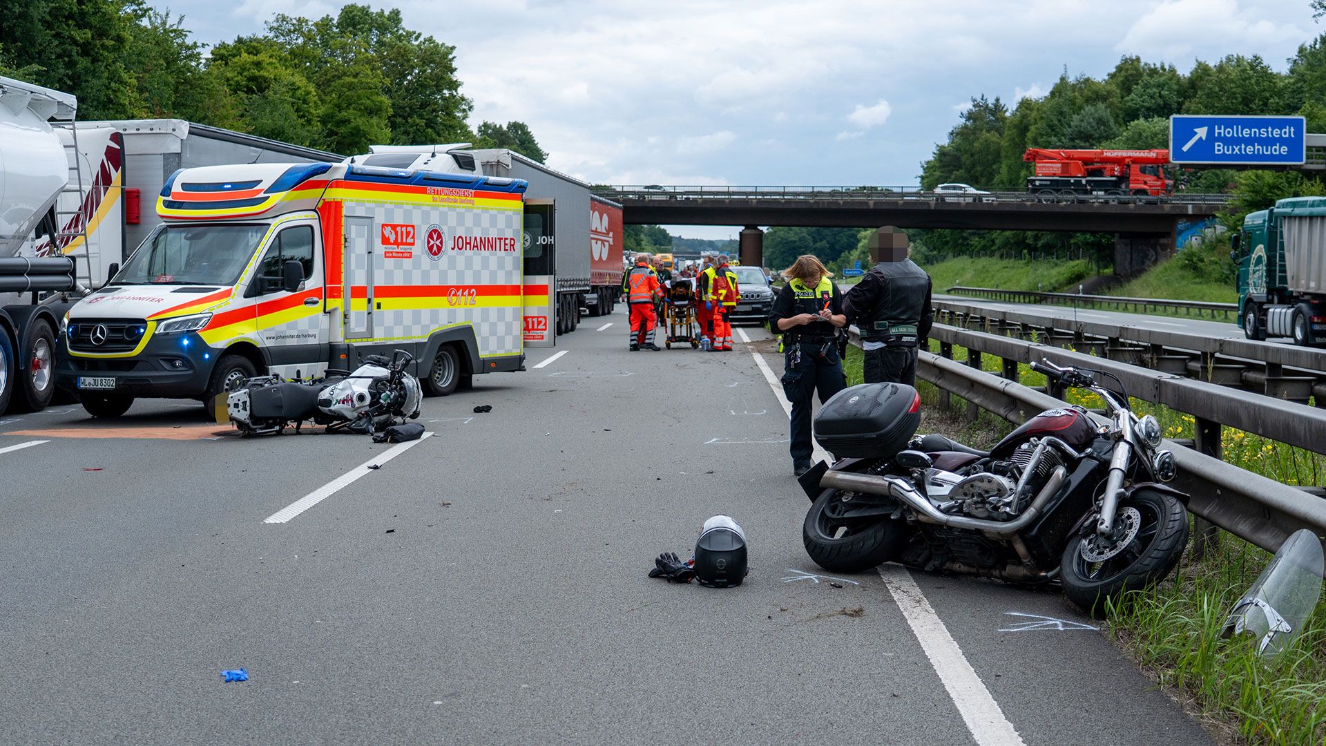 Bei einem Unfall auf der A1 bei Hollenstedt wurden zwei Motorradfahrer schwer verletzt. Foto: JOTO