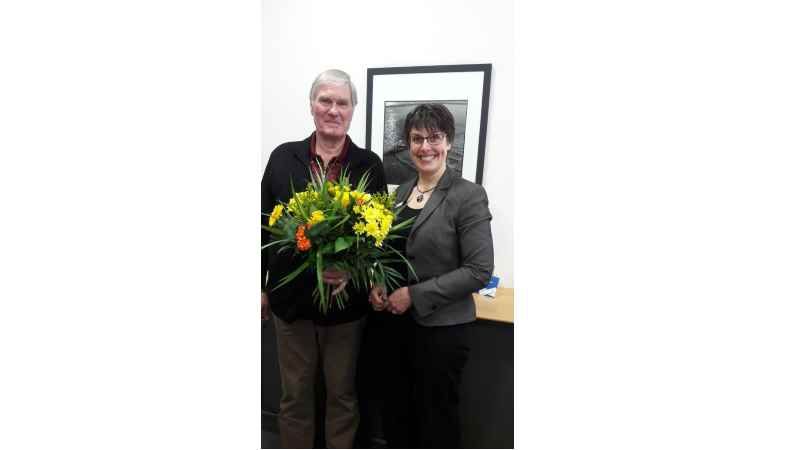 Susanne Gellers, Filialleiterin der Sparkasse in Salzhausen, gratuliert Burkard Hamdorf zum 5.000-Euro-Gewinn. | Foto: ein
