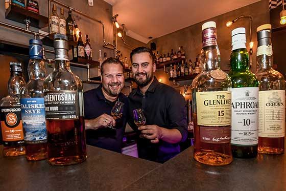 Sebastan "Basti" Winter (links) und Ibrahim "Ibo" Yüksel zeigen sich mit dem ersten Tasting zufrieden. | Foto: Niels Kreller