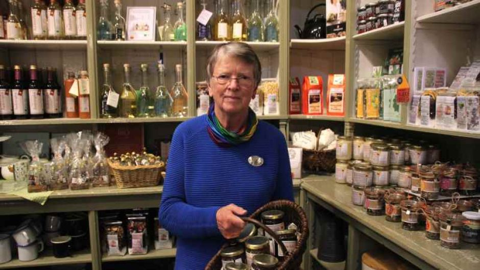 Ingrid Altrock präsentiert ihre selbst gekochte Marmelade im Laden des Freilichtmuseums am Kiekeberg. | Foto: ein