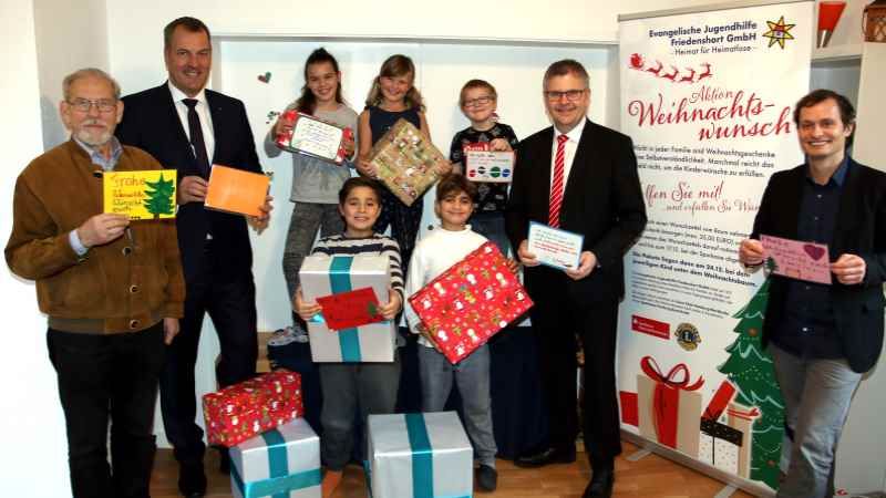 Freuen sich gemeinsam mit einigen Kindern aus der Tagesgruppe des Friedenshorts in Buchholz auf die "Aktion Weihnachtswunsch": Volker Greite, Schatzmeister im Lions Club Buchholz-Nordheide (von links), Andreas Sommer, Vorstandsvorsitzender der Sparkasse Harburg-Buxtehude, Cord Köster, Regionalleiter Süd der Sparkasse Harburg-Buxtehude, und Timon Brandenberg, Regionalleitung Nord des Friedenshorts. | Foto: ein