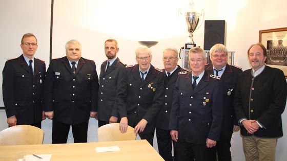 Über die hohen Ehrungen bei der Steller Feuerwehr freuen sich Gemeindebrandmeister Stephan Martens (von links), stellvertretender Abschnittsleiter Michael Bulst, Ortsbrandmeister Christian Suhrbier, Dietrich Rehwinkel, Helmut Härlen, Heinrich Effinger, Martiin Reimers und Bürgermeister Robert Isernhagen. | Foto: ein