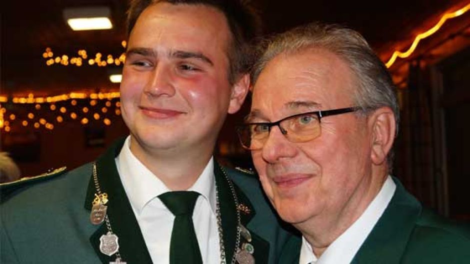Proklamation des 11. Kreiskönigs Finn Schneider (links) vom SV Moorwerder durch den Präsidenten Heinz-Heinrich Thömen. | Foto: Lutz Henke
