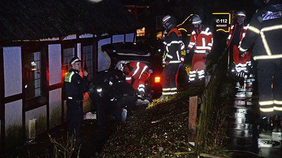 Rettungskräfte bergen den verunglückten Fahrer über den Kofferraum aus seinem Auto. | Foto: André Lenthe Fotografie