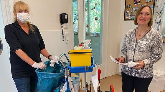 „Unsere Arbeit wird jetzt viel stärker wahrgenommen“: Helene Berlit (r.), Teamleiterin Reinigung, mit Mitarbeiterin Christa Behrend in der DRK-Kita Harburger Berge | Foto: DRK Hamburg-Harburg e.V.
