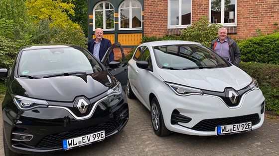 Superintendent Dirk Jäger (links) und Kirchenkreisamtsleiter Jan-Peter Bönsch mit zwei der drei E-Autos, die jetzt im Kirchenkreis Hittfeld im Carsharing genutzt werden. | Foto: C. Wöhling