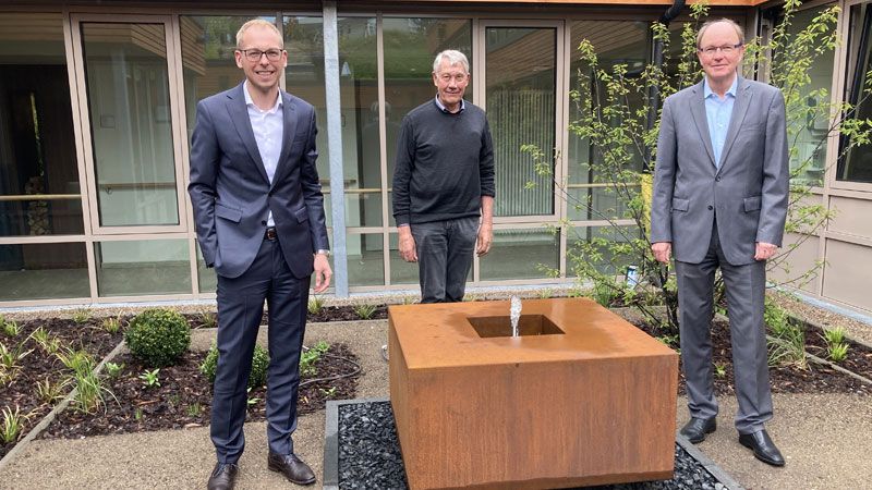 Holger Iborg (links) und Eckard Schmidt (rechts) von der Sparkasse Harburg-Buxtehude nahmen gemeinsam mit Peter Johannsen den neuen Brunnen in Augenschein. | Foto: Sparkasse