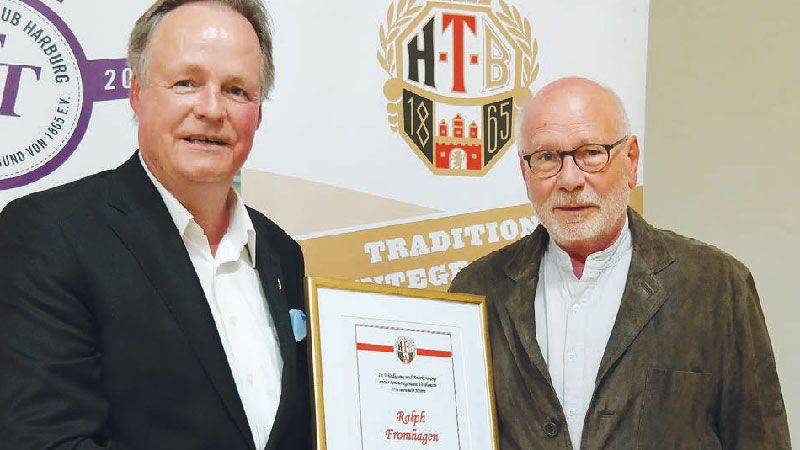 Ralph Fromhagen (links) ist nun Ehrenmitglied "seines" HTB. Klaus Buchholz hielt die Laudatio. | Foto: ein