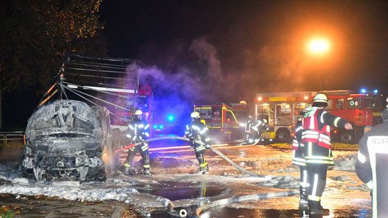 Das ausgebrannte Wrack des mit Haarspraydosen beladenen LKW. | Foto: HamburgNews