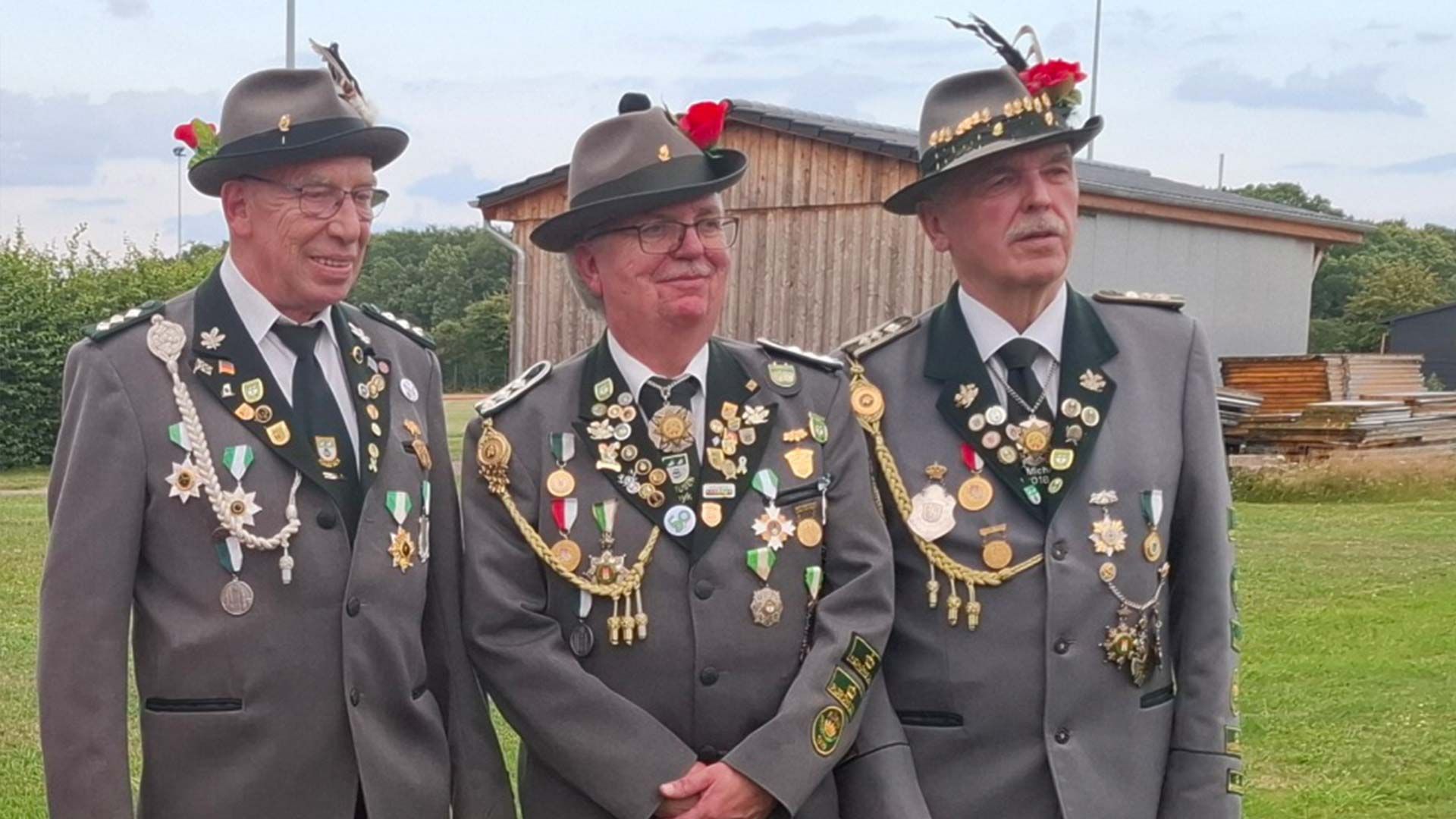 Das Königstrio in Ashausen: König Mayk Petersen (Mitte) mit den Adjutanten Michael Schulz (links) und Lutz Wendel. Foto: SV Ashausen