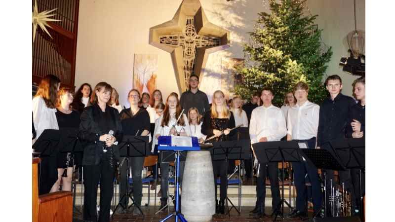 Claudia Sommerfeld und das Schülerorchester. Foto: ein