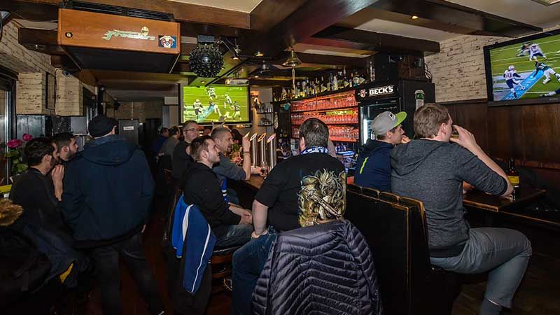 Bei Chicken Wings und kühlen Getränken fieberten die Gäste im Bierbrunnen beim Super Bowl mit. | Foto: Niels Kreller
