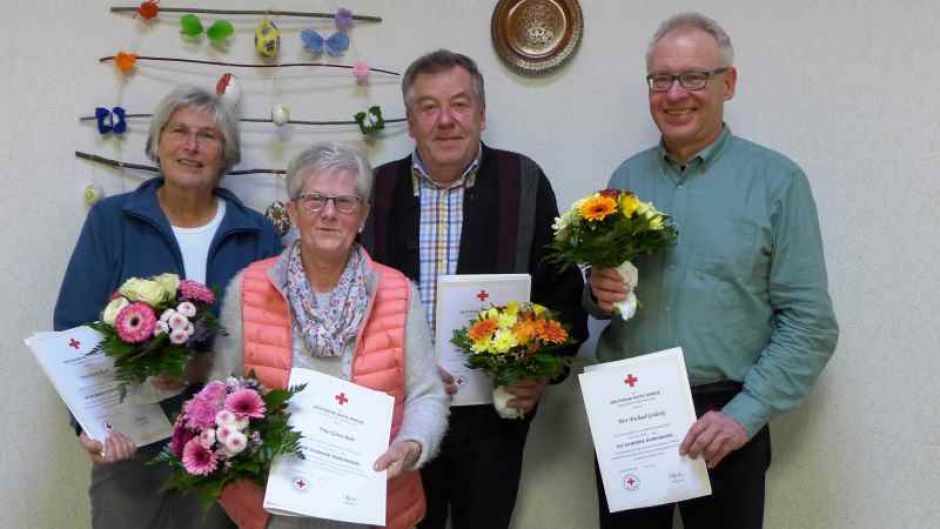Geehrt für 25 Jahre Mitgliedschaft: Karin Koch (von links), Gitta Behr, Hermann Behr und Michael Gödecke.  Nicht auf dem Bild: Elke Henk, Thomas Jenzen und Sigrid Schroeder. | Foto: ein
