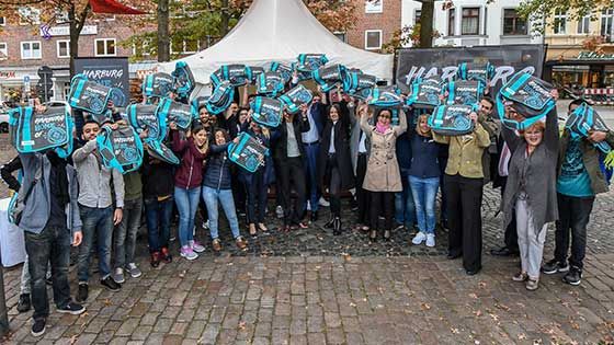 Freuen sich über die Willkommenstasche: die Erstemester der TUHH zusammen mit den Organisatoren. | Foto: Niels Kreller