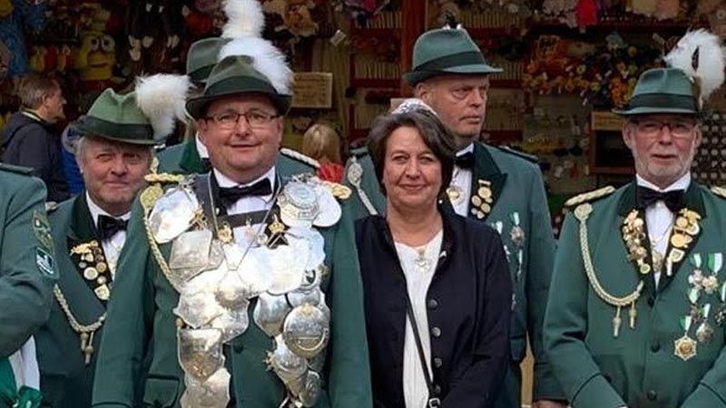 Arne Blotze (mit Frau Peggy) ist neuer Schützenkönig in Fischbek. | Foto: ein