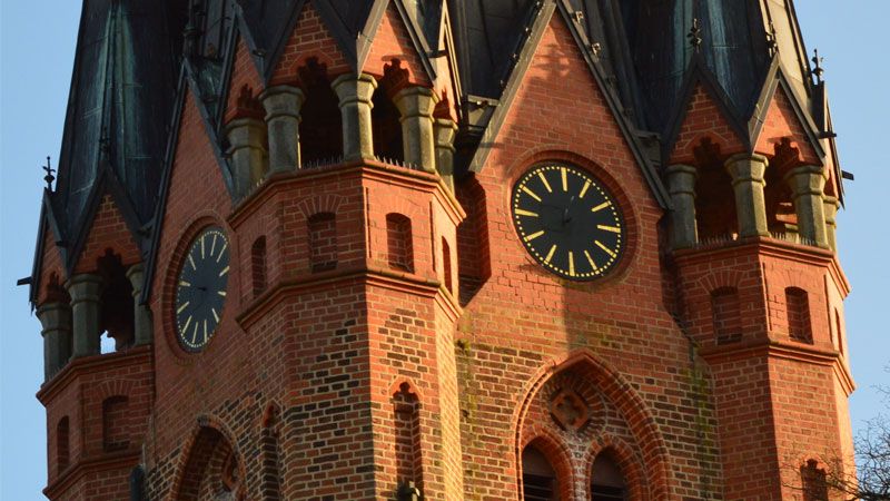 Die Zeiger der Tostedter Kirchturmuhr drohten abzustürzen und wurden deshalb schon abgebaut. | Foto: S. Kuhland